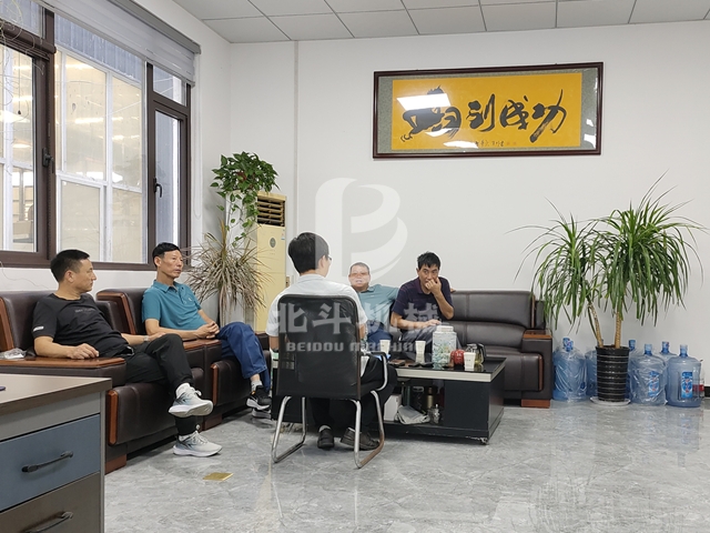 客戶(hù)前來(lái)參觀(guān)考察竹木粉碎機(jī)