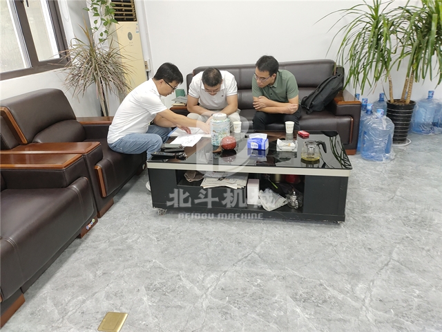 技術(shù)人員與客戶(hù)建立木材粉碎機(jī)的合作交流